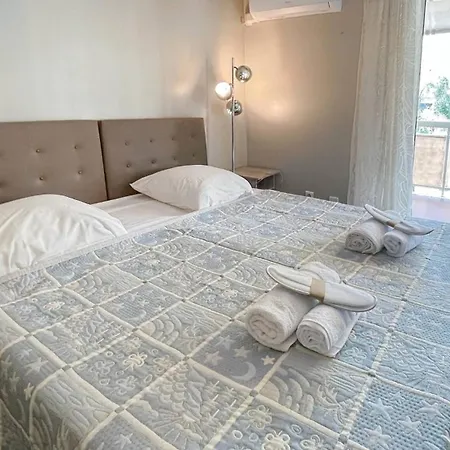 Modern 1 Bedroom Apartment *
